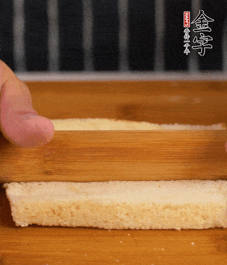 吐司切去四邊，搟??；烤腸竹簽穿過(guò)。