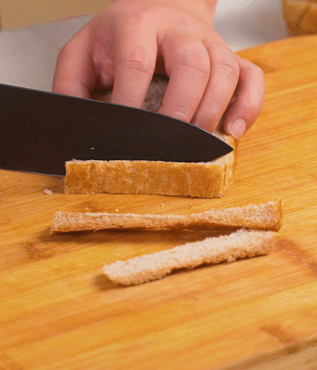 取1片黑麥吐司片，去掉邊邊，涂上一層蛋黃醬。
