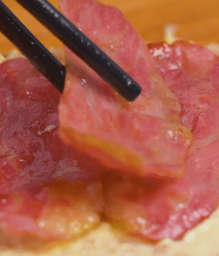 放上火腿、芝士片、生菜，再放一片土司。