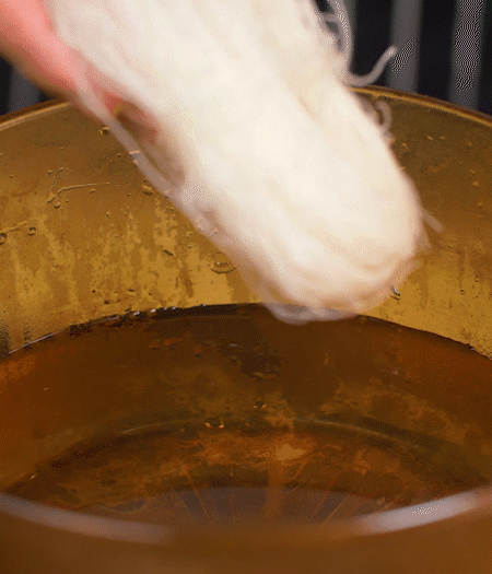 粉絲熱水泡軟。蒜、姜切碎末，小蔥切蔥花、小米椒切圈。金字火腿切薄片。