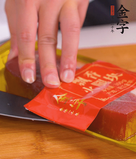 金字火腿切片，生姜切絲，蔥白切末。