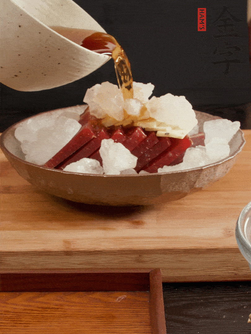 加姜片、冰糖、黃酒、水，蒸60分鐘，將火腿的咸逼出來(lái)。