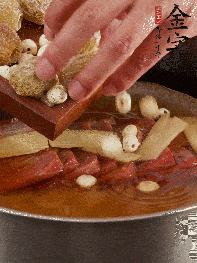 待冰糖融化后，放入蜜棗、蓮子同蒸25分鐘左右。