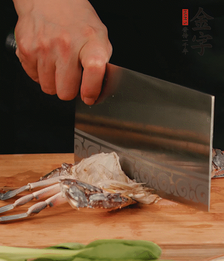 蟹殼拆開，去掉蟹肺、蟹心、蟹腮，切成4小塊。