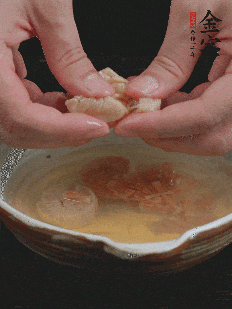 元貝溫水泡發(fā)，拆成細(xì)絲。