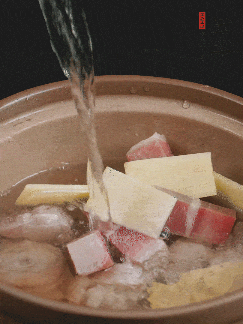 雞塊、火腿、姜片加適量料酒、清水燉80分鐘。