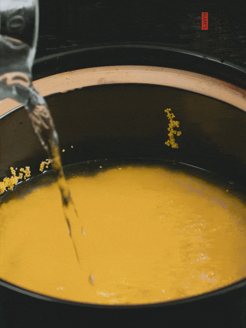 小米洗凈后，加水小火煲1個(gè)小時(shí)。