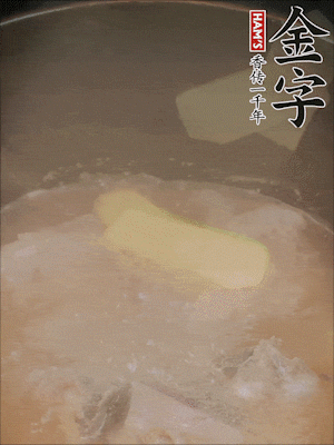 排骨洗凈，加生姜、黃酒焯水，溫水洗凈備用。