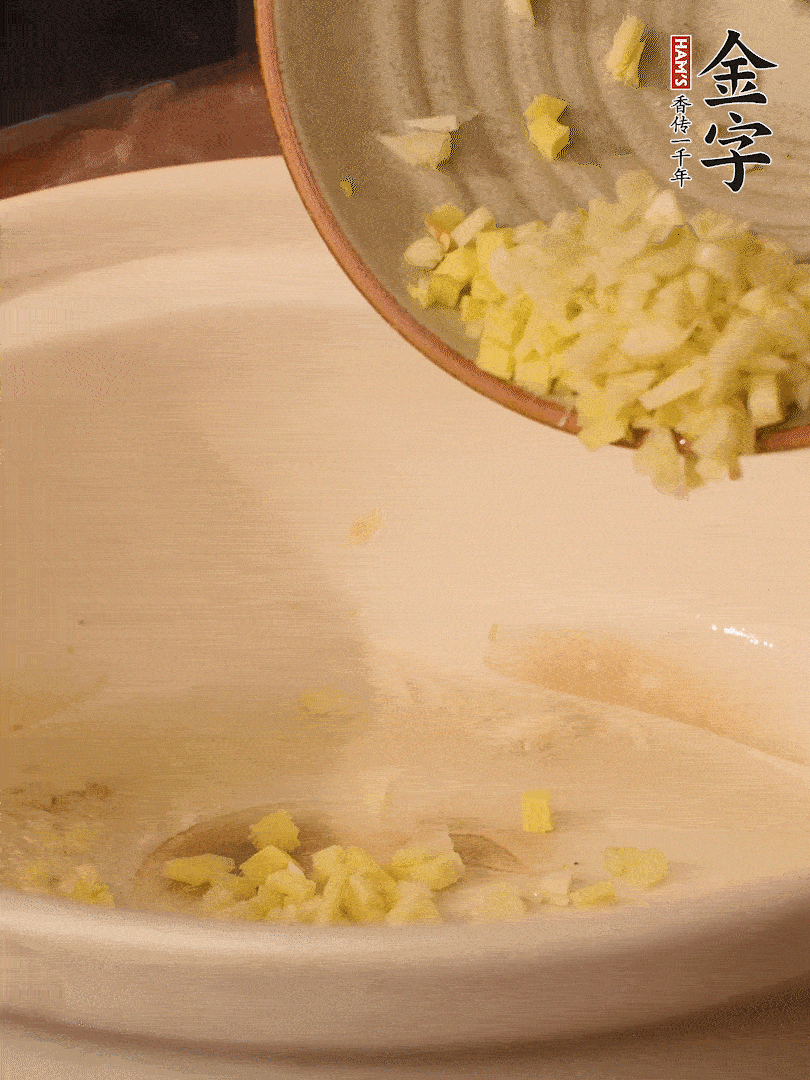 熱油下鍋，姜爆香。下冬瓜略微翻炒。