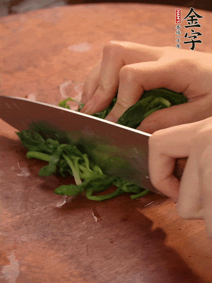 晾涼拽干水份，切碎備用。