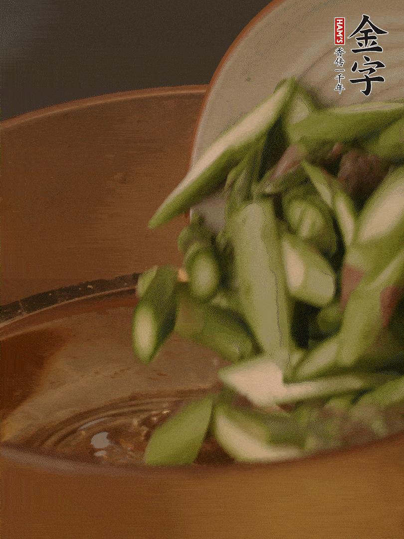 蘆筍、白玉菇焯水30秒備用。