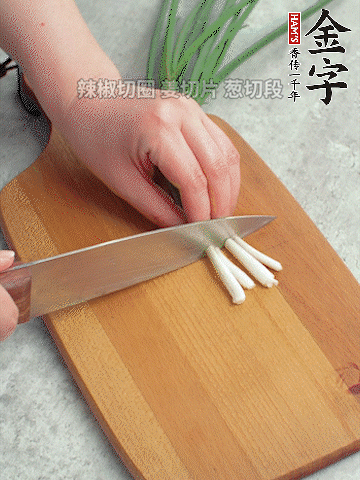 切好的咸肉鋪在碗邊，然后把千張放在中間。