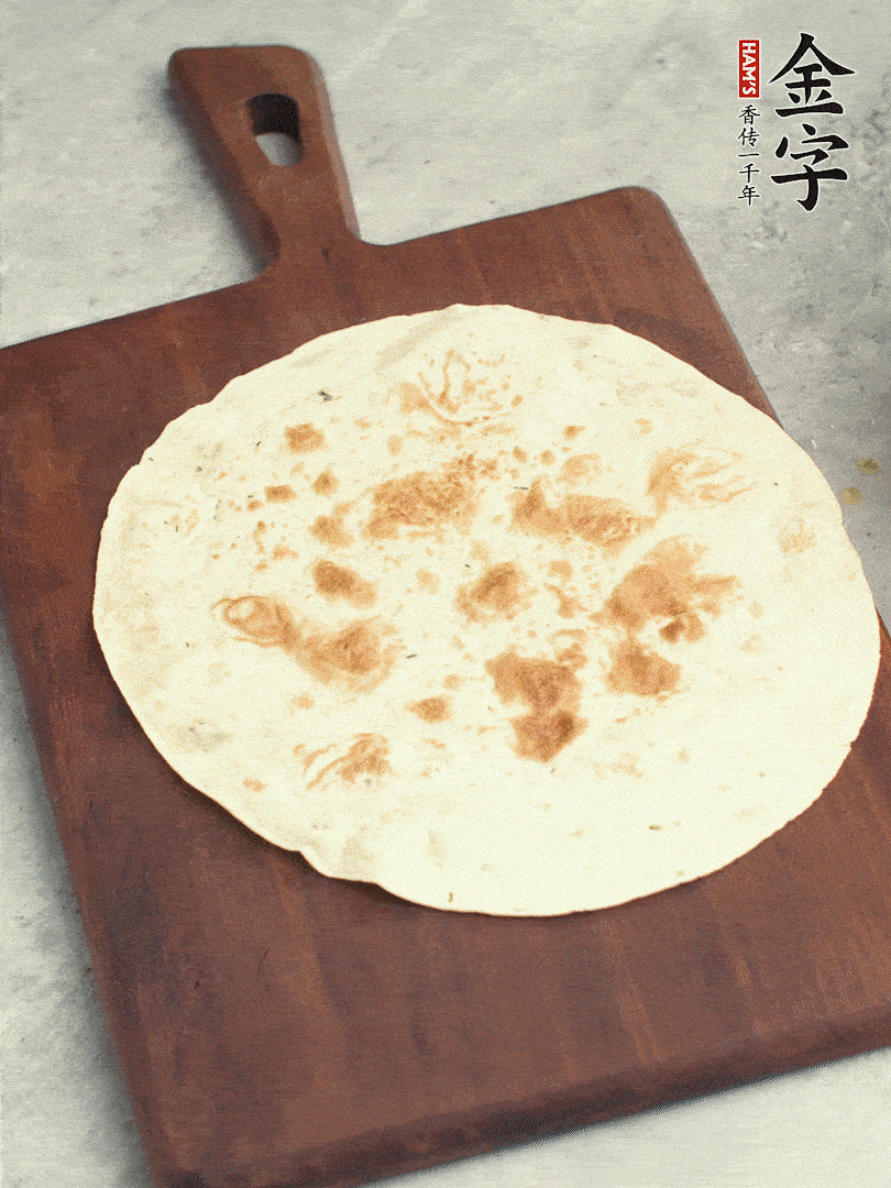 食材依次鋪在卷餅皮上，卷起來(lái)。