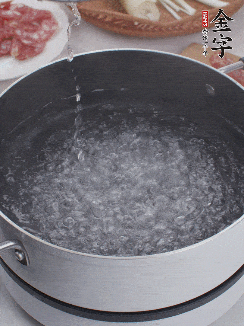 春筍去殼切片，焯水3分鐘。