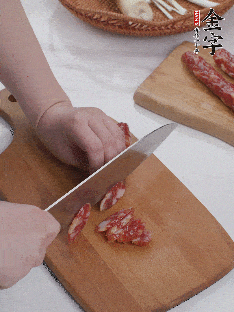 金字香腸切薄片。