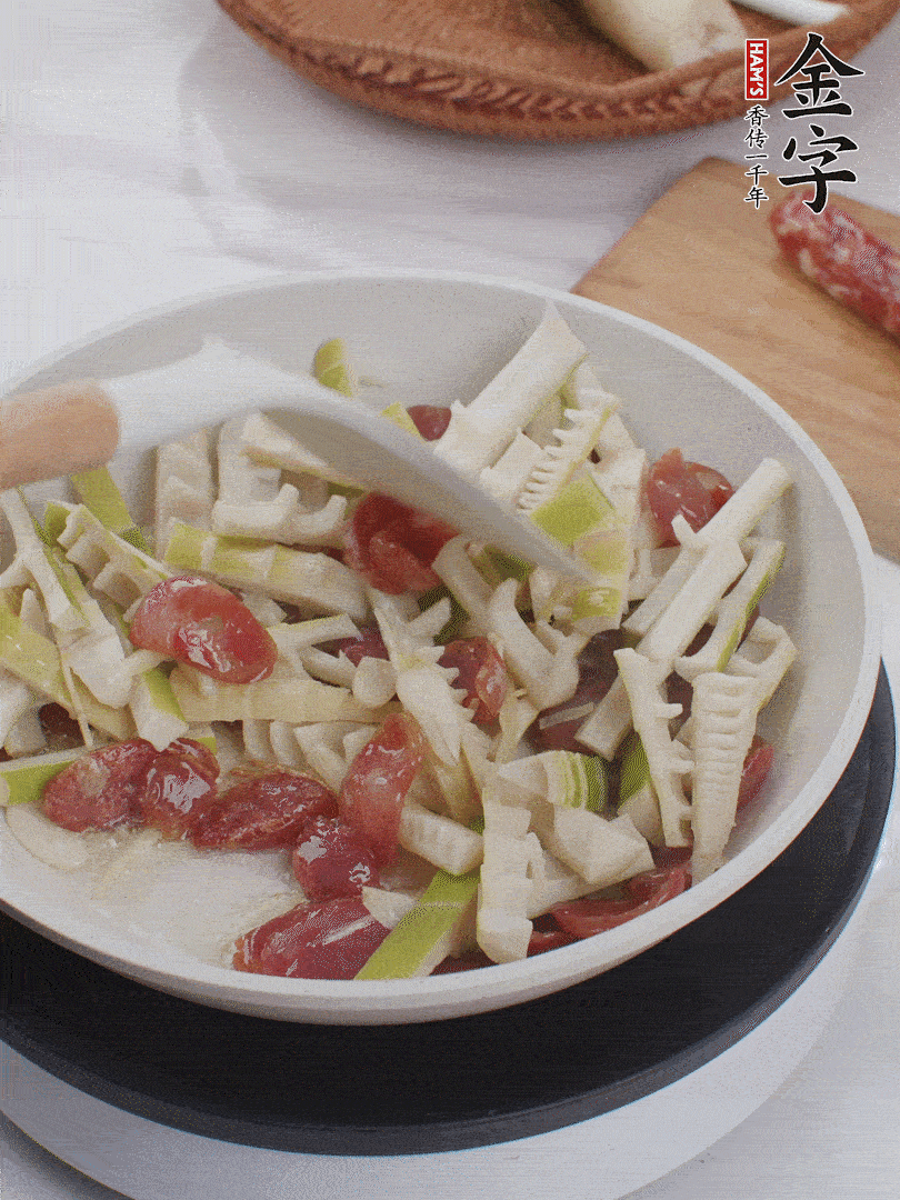 下春筍翻炒均勻，一小撮鹽調(diào)味。