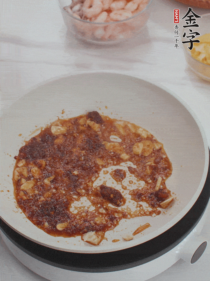 冷鍋熱油，1大勺金字火腿XO醬、蒜末炒香，倒粉絲一起炒。