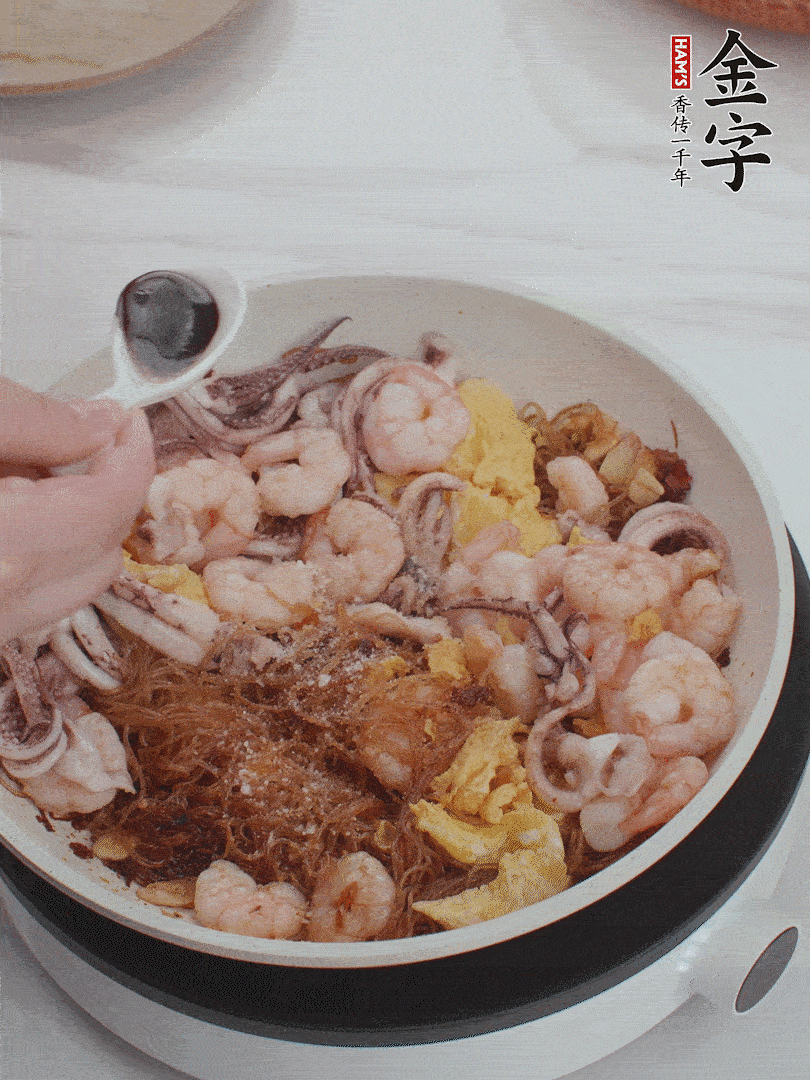 放1/3勺鹽、1/3勺雞精、1/3勺糖、2/3勺生抽調味。