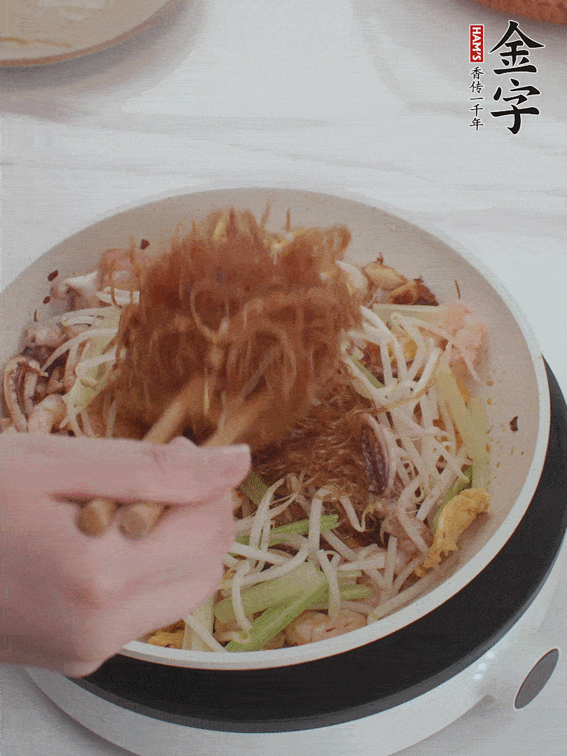 放焯好水的香芹、豆芽翻炒挑松。