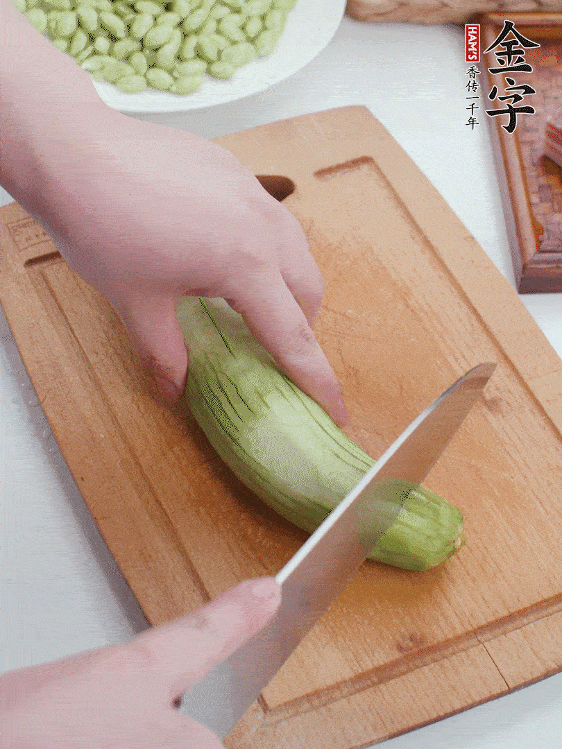 絲瓜去掉外皮，去掉兩端，切成滾刀塊。