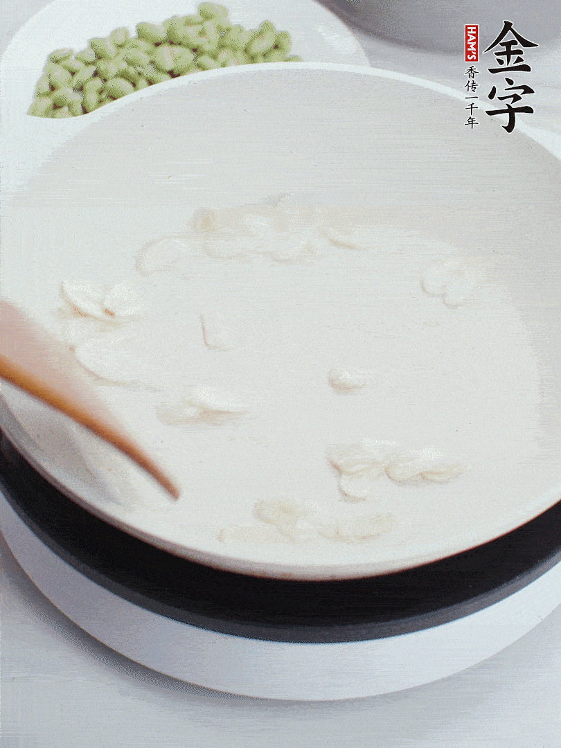 金字淡咸肉煮15分鐘，撈出切片。油5成熱時，蒜末、咸肉爆香。