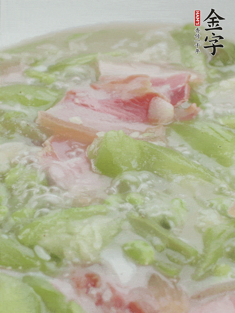 加一點熱水、白胡椒粉、雞精翻炒1分鐘。