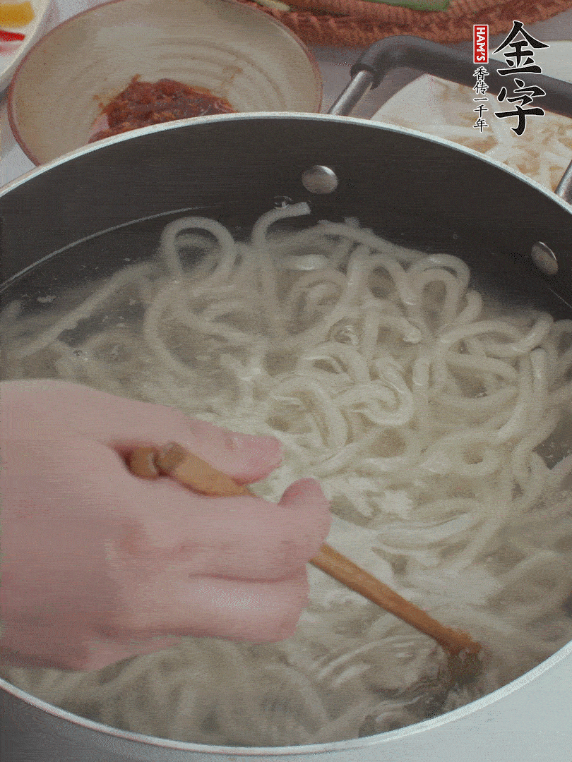 鍋中水煮沸，下烏冬面焯5秒鐘，撈出瀝干。