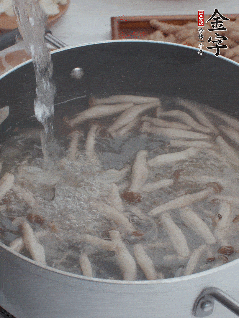 油熱爆香大蔥、蒜末，下蟹味菇炒軟，放清水。