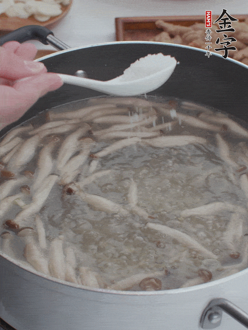 1勺鹽、一點胡椒粉調(diào)味。