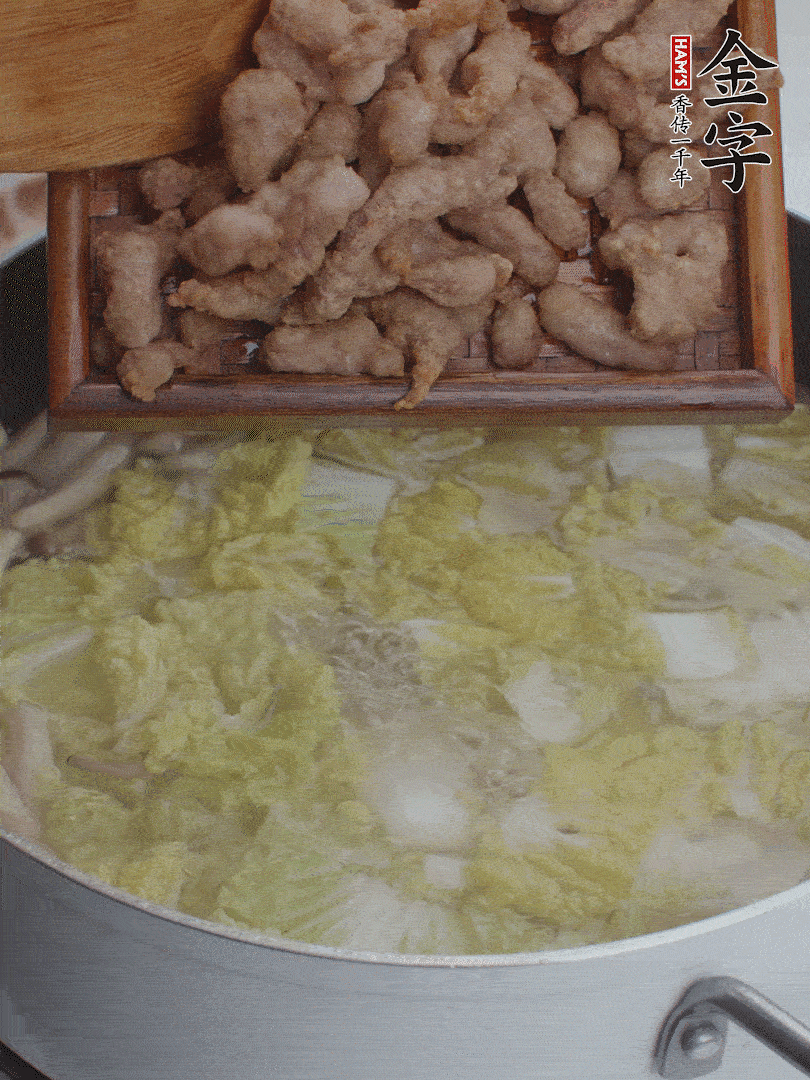 水開后煮10分鐘，下娃娃菜、小酥肉煮3分鐘。