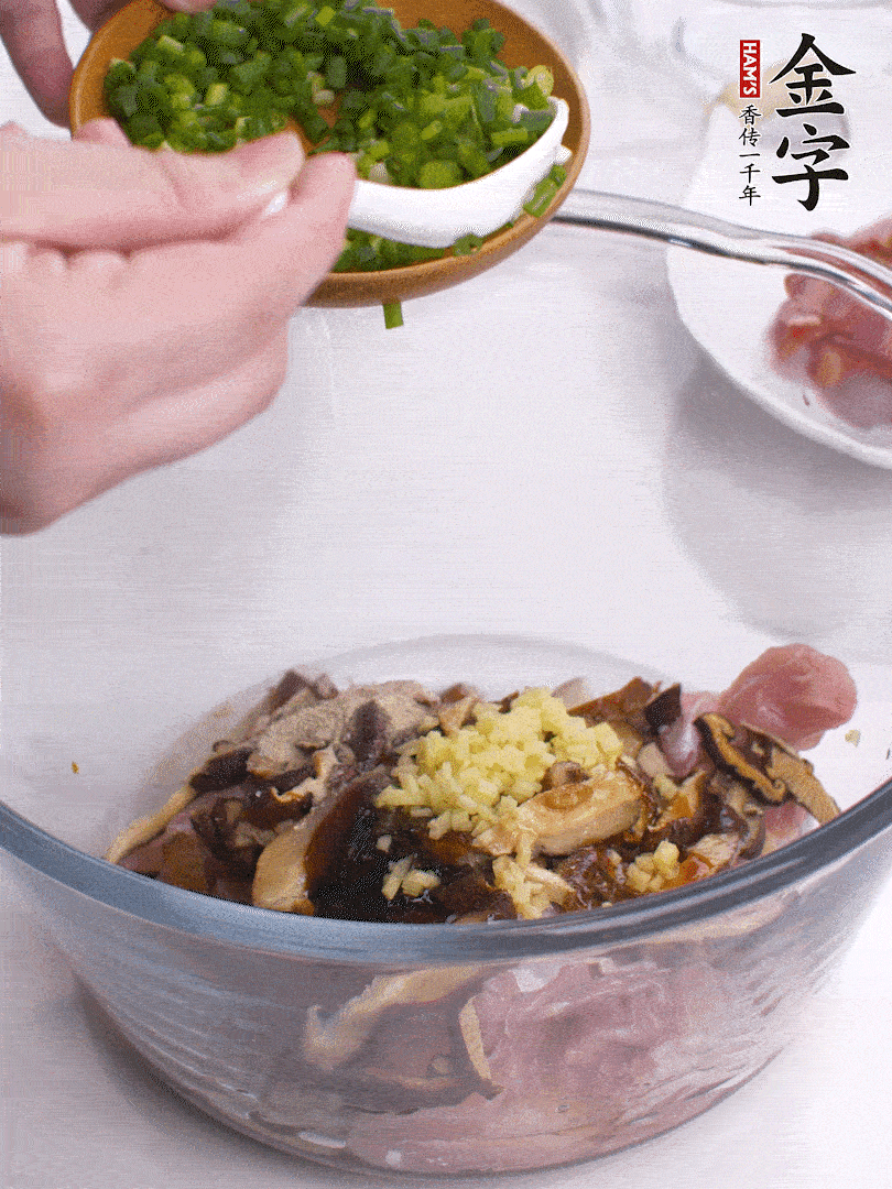 雞肉、香菇混合，加清水1/3杯、料酒1勺、蠔油1勺、鹽1勺、糖1/4勺、白胡椒1/4勺、食用油1勺、香油1/4勺、姜末、蔥花，攪拌均勻腌制2小時。