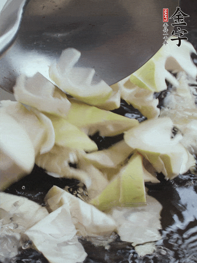 新鮮春筍去老根，剝殼切滾刀塊焯水去澀。