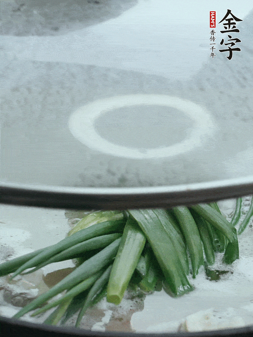 加蔥結去腥，大火開后中火燒20分鐘。