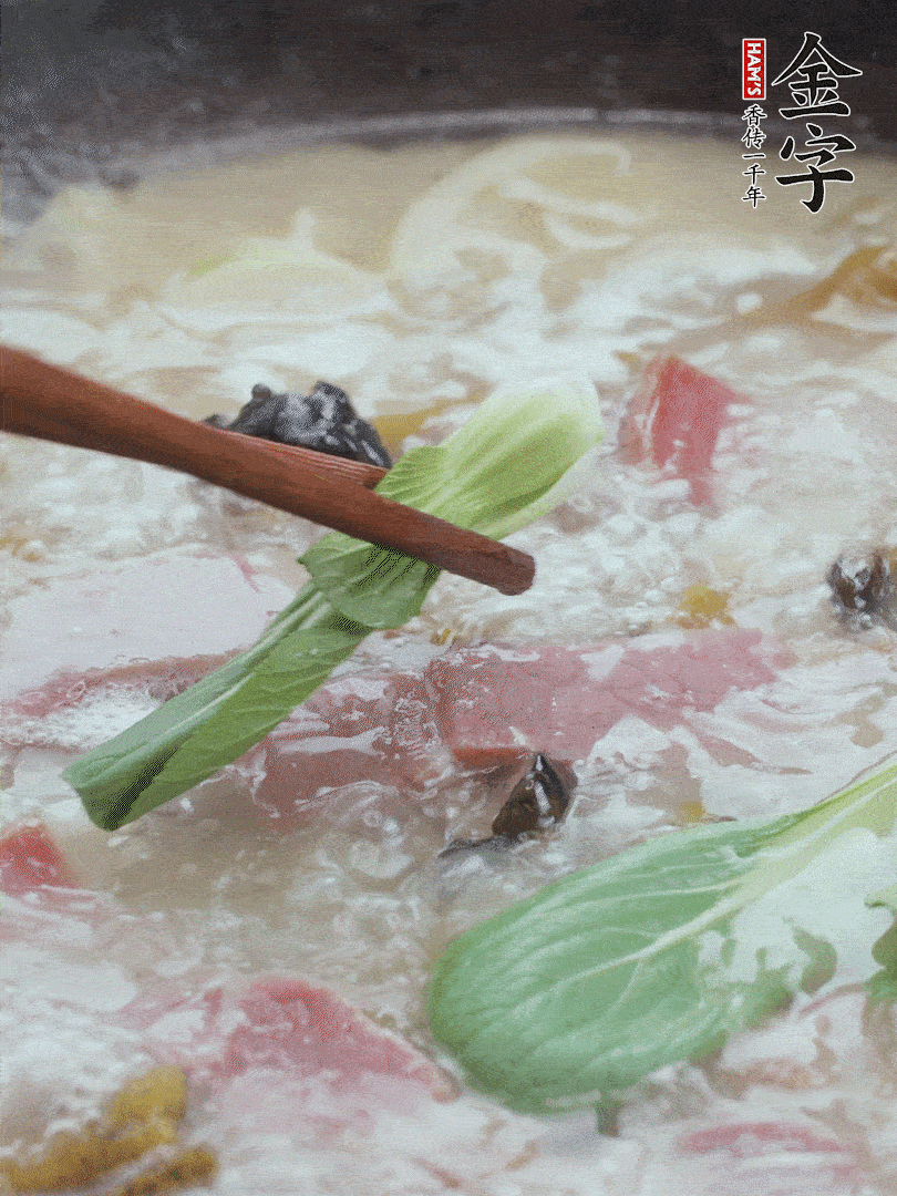 撈出蔥結，小菜心點綴。