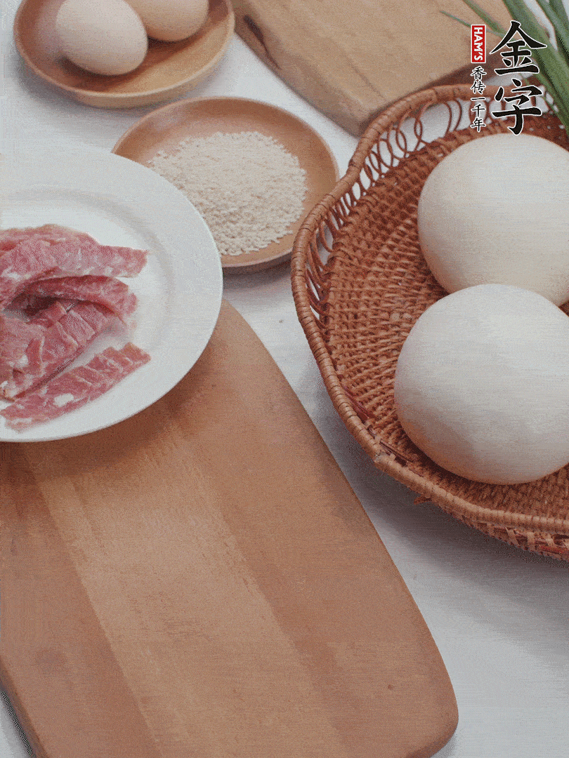 金字培根火腿切小片；饅頭、洋蔥切??；香蔥切丁。