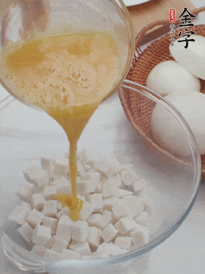 切碎的饅頭丁加入1/3蛋液拌勻。