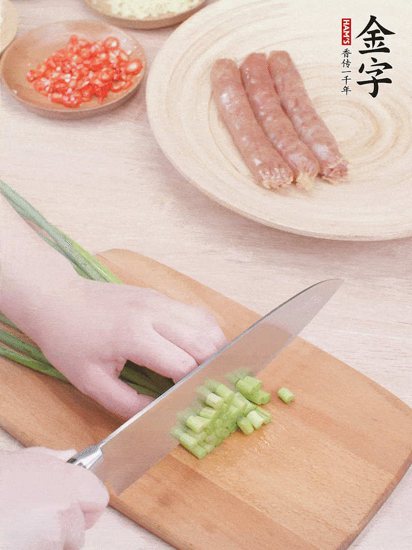 蒜苔切丁，蔥姜蒜切小丁，小米辣切圈。