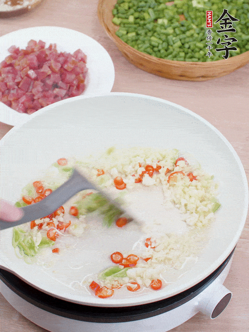 鍋中熱油，蔥姜蒜、小米辣煸香。