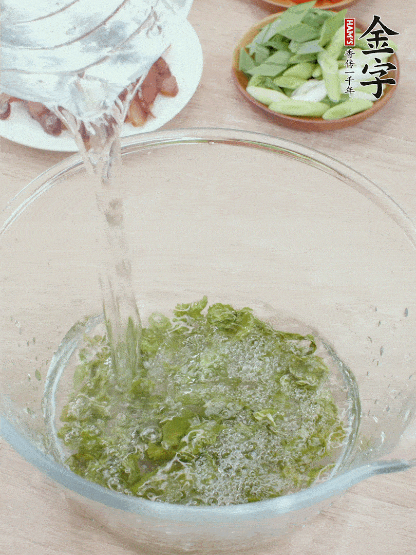 萵筍干溫水泡2小時，青紅辣椒切圈，姜切片，青蒜斜切段。