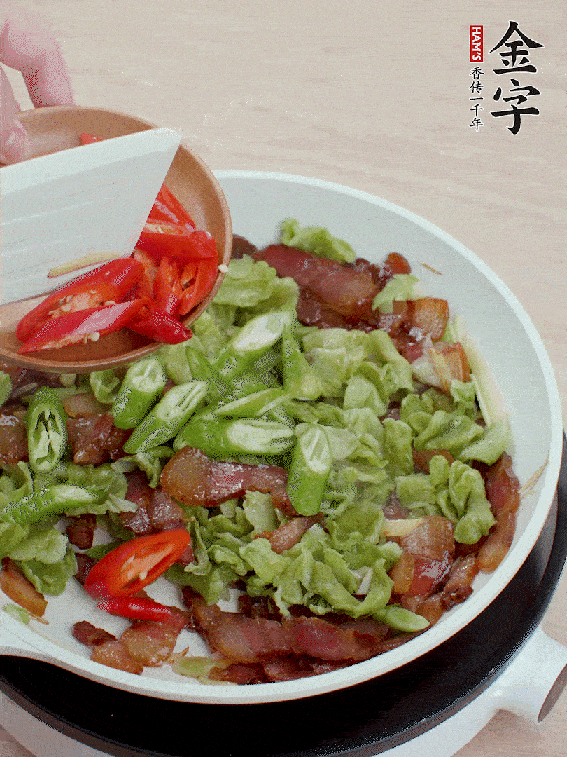 放萵筍干、青紅椒圈爆炒1分鐘。