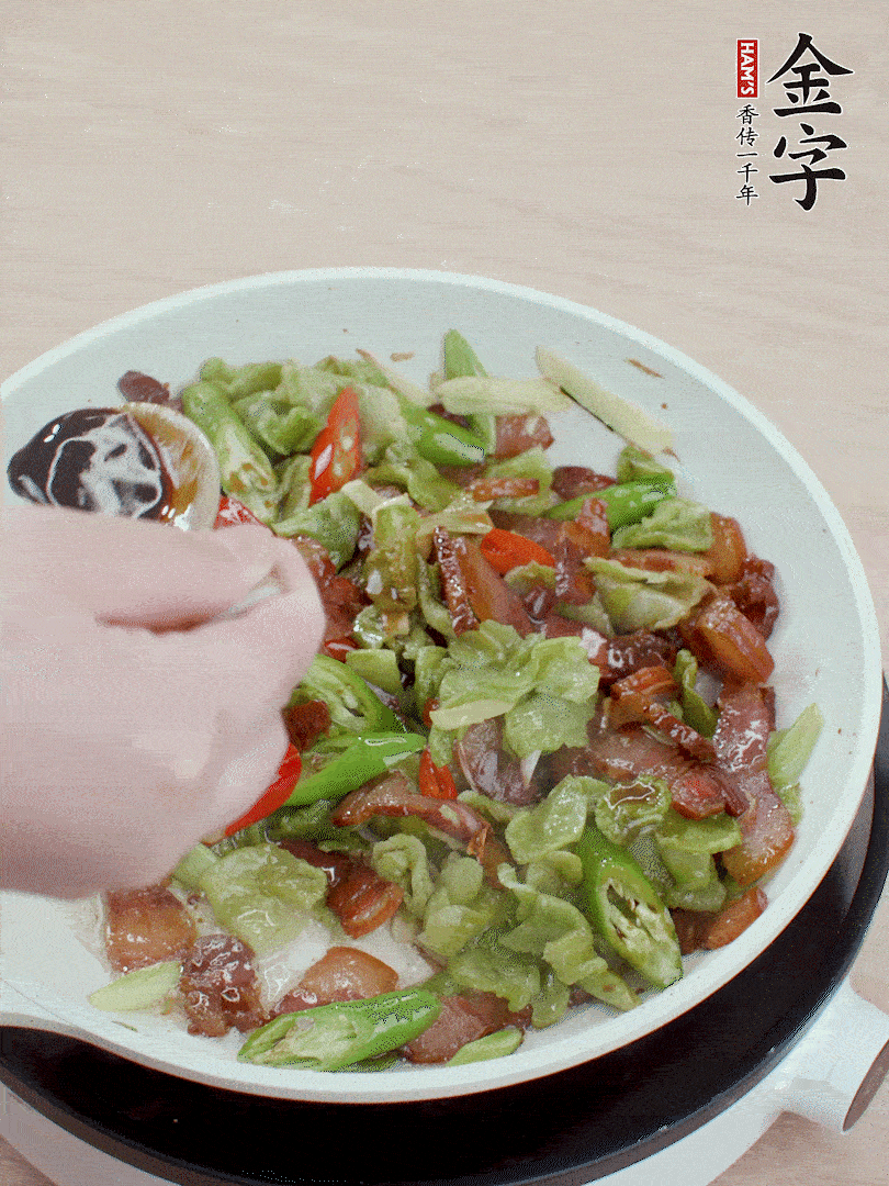 2勺生抽調味，最后撒蒜葉。