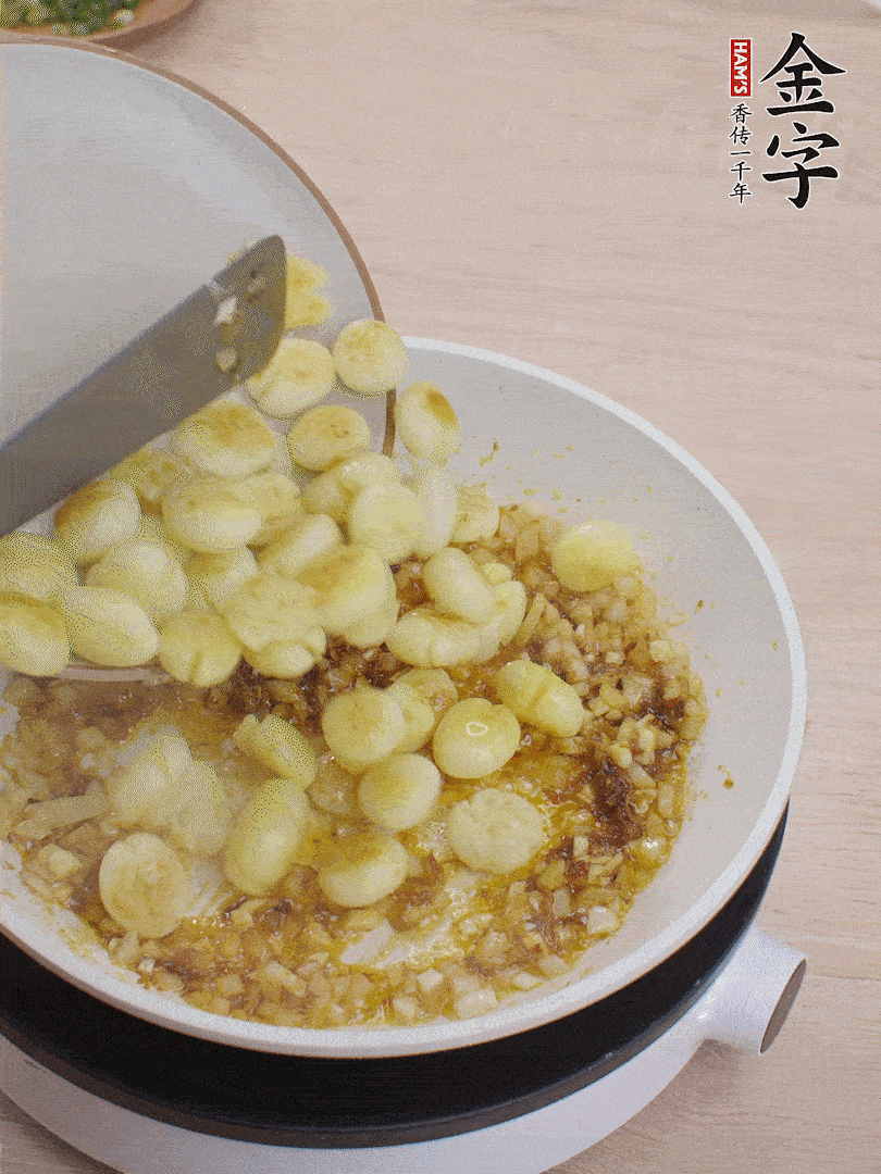 下小土豆翻炒均勻。