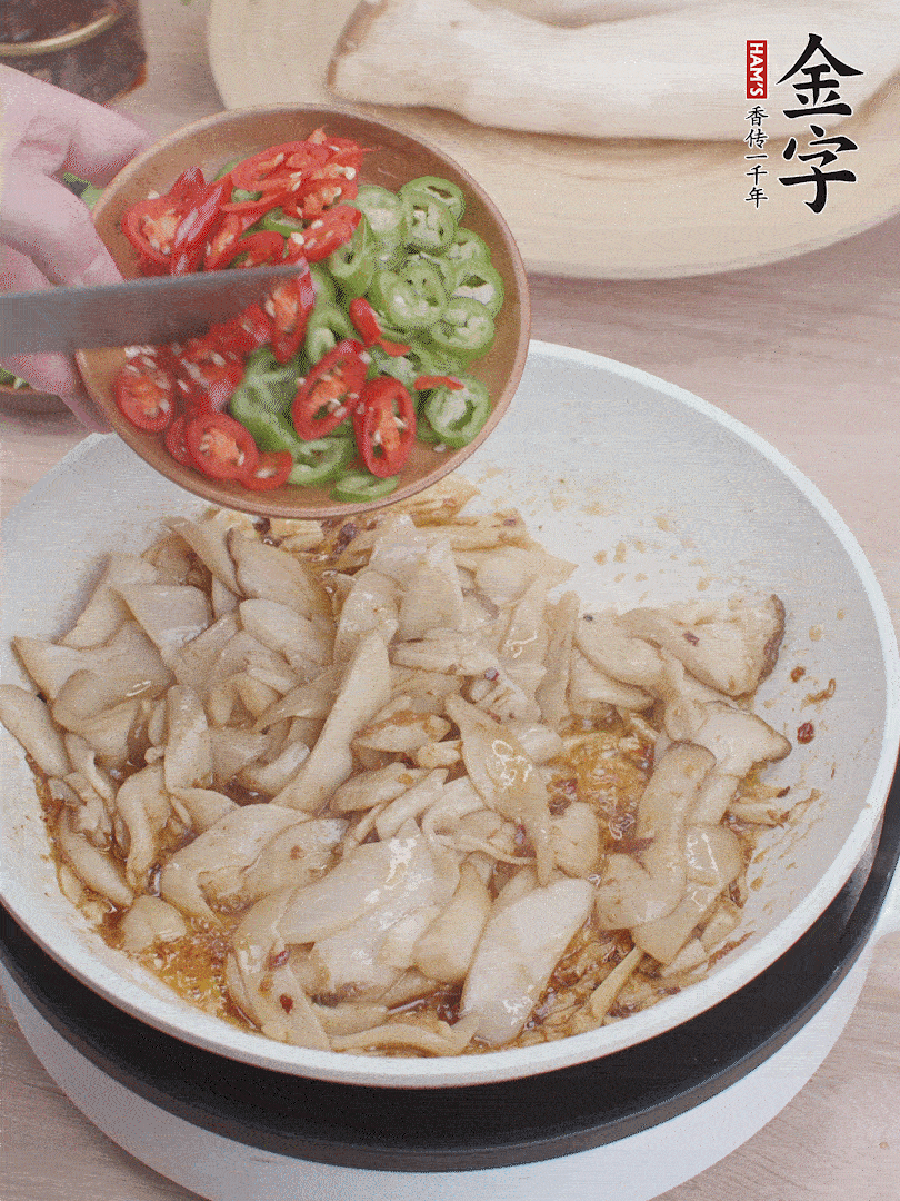 下杏鮑菇、青紅辣椒炒出香味。