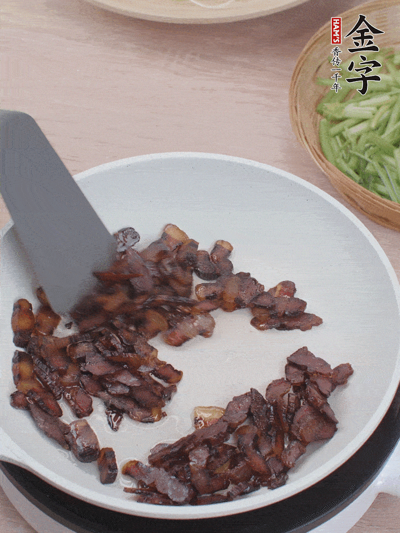 起鍋熱油，煸香醬油肉。