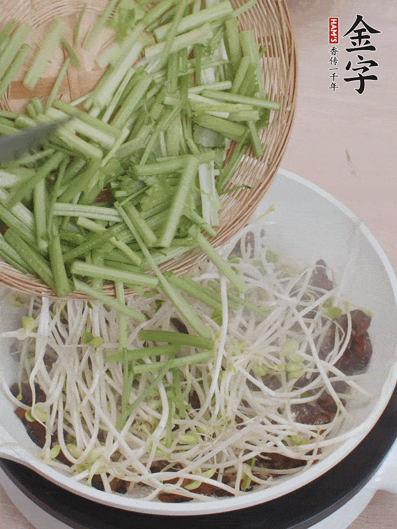 下豆芽、香芹翻炒均勻。