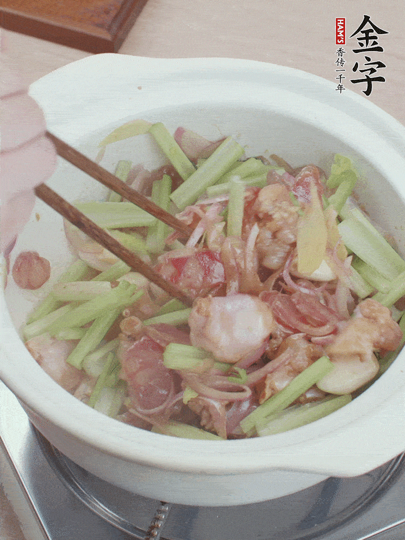 下牛蛙、芹菜、香腸翻炒。