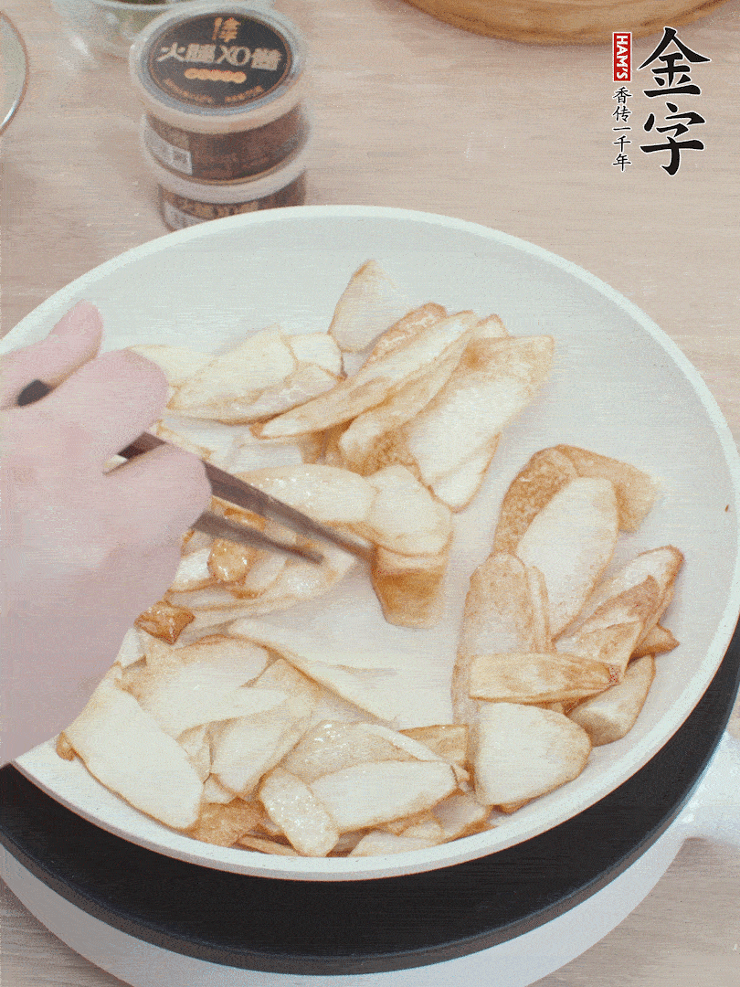 鍋中熱油，山藥煎至兩面金黃。
