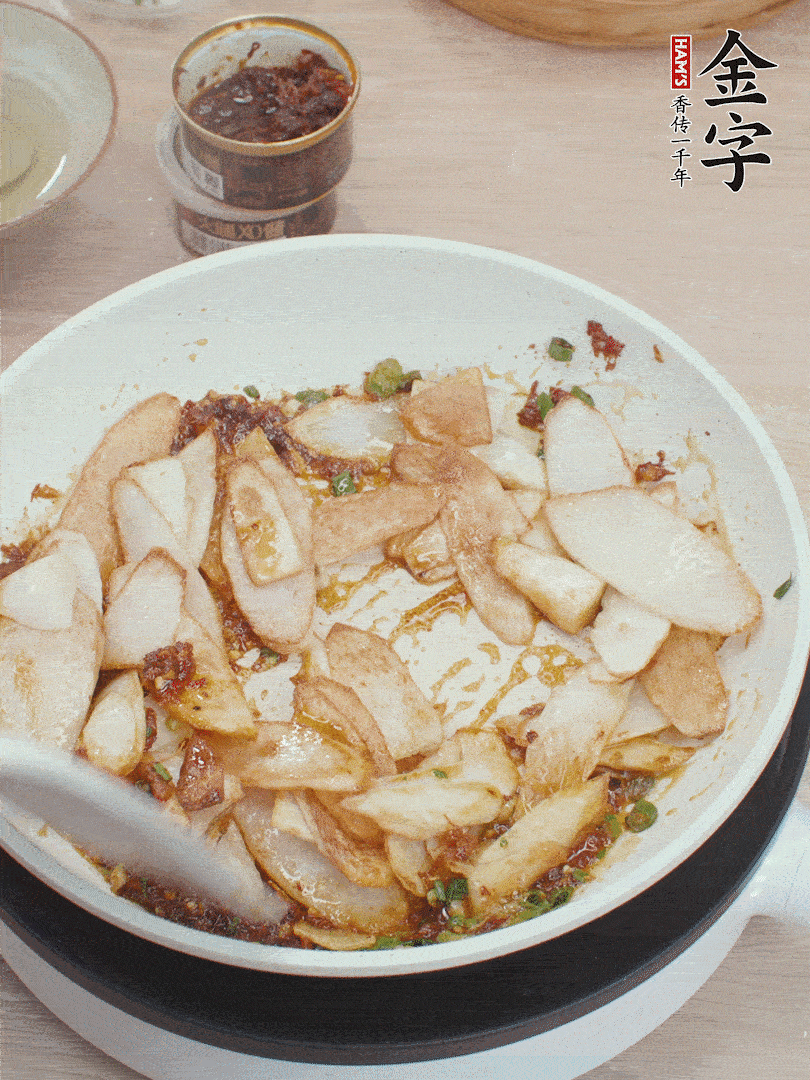 下山藥炒勻，撒蔥花。