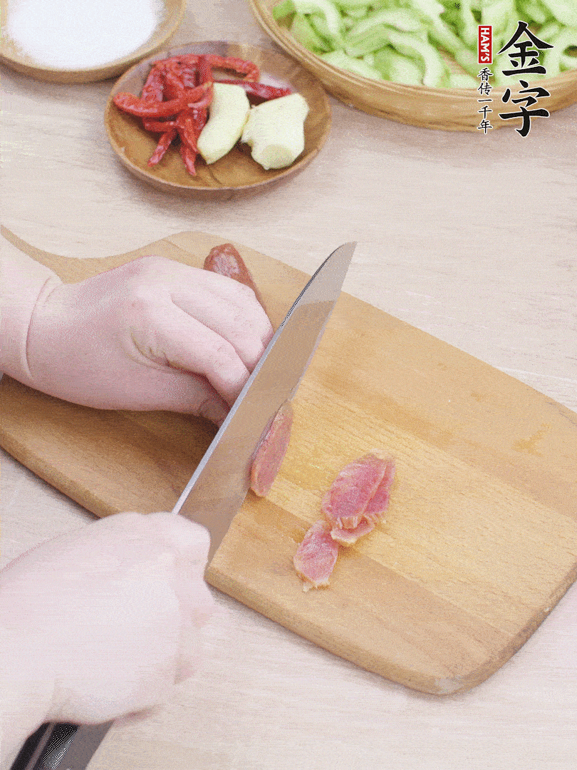 金字土香腸水煮10分鐘，切薄片。