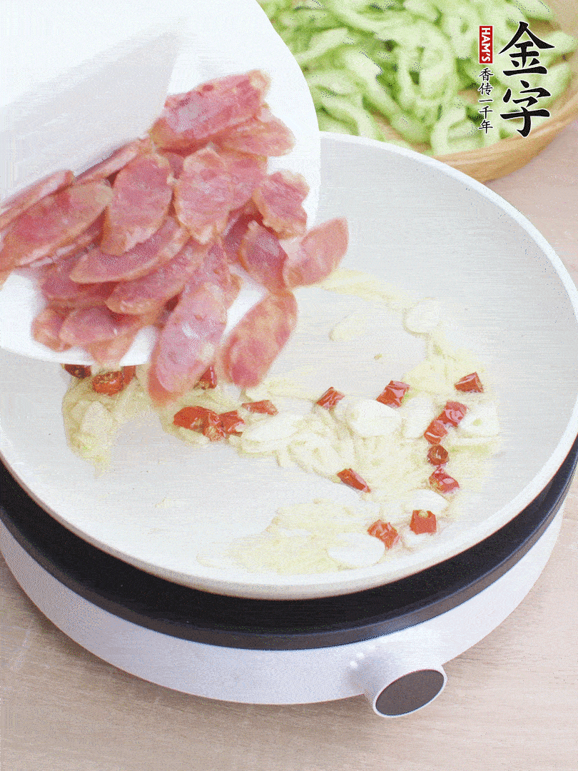 油5成熱時(shí)，姜、蒜、辣椒爆香。